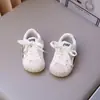 Zapatillas infantiles con puntera de concha, nuevos zapatos sencillos de estilo coreano para niñas Otoño 2026, zapatos casuales de suela blanda con estampado de estrellas para niños mayores, modernos