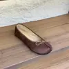 Sapatos femininos estilo francês de cetim plissado com laço e bico dividido (formato de casco de porco), novos mocassins planos slip-on da primavera de 2026