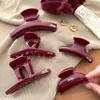 Pinza para el Cabello de Letras Rojas de Alta Gama para Mujer 2025 Nuevo Estilo Retro de Nicho para Recogidos en la Parte Trasera de la Cabeza Pinza de Tiburón Accesorio para el Cabello de Otoño e Invierno