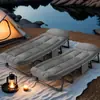 Uma cama de acampamento dobrável premium estável de oito pernas para uso ao ar livre, adequada para adultos e camas dobráveis multiuso portáteis. Possui 6 direções ajustáveis e vem com um colchão e travesseiro. É adequada para acampamento, piquenique
