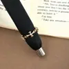 Anillo único y elegante con un diseño minimalista, fresco y refinado, con un engaste de cuatro puntas y un adorno de circonita en forma de cruz, perfecto para mujeres con un estilo distintivo y un toque de encanto vintage