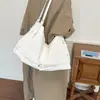 Bolso bandolera moderno y relajado, con un estilo despreocupado y textura de gamuza, que se asemeja a un bolso tipo almohada.. Nueva colección otoño/invierno 2026, bolso tote retro de un solo hombro