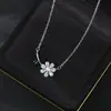 Cadena para clavícula elegante con microincrustaciones de circonita, bañada en oro real, diseño de nicho femenino, collar de margarita, collar simple para estudiante