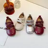 Sapatos de couro infantis 2026 primavera e outono novos versão coreana sapatos de princesa para meninas sapatos casuais de peça única mocassins de sola macia