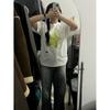 Camiseta de Algodão Puro com Manga Curta Estilo Streetwear Tendência para Mulheres com Estampa Meia Manga Estilo Hong Kong Liquidação Universitária