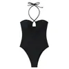 Traje de baño de una pieza sexy de estilo nuevo europeo y americano transfronterizo, color sólido hueco cuello halter triángulo vacaciones en la playa bañadores de Amazon