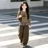 Conjunto de otoño estilo coreano para niñas, nuevo modelo 2026, camiseta de manga larga para niños mayores, conjunto de dos piezas para primavera y otoño con pantalones de volantes para niñas