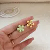 Pendientes asimétricos de flor pequeña dulce exquisita de color de contraste fresco para mujer 2025 nuevos pendientes pequeños exquisitos
