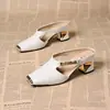 Pantuflas de cuero suave para mujer, punta cuadrada, tacón grueso, hebilla metálica, sandalias tipo mula de moda de verano, sandalias sin talón, zapatos cerrados en la punta y abiertos en el talón