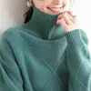 Tejido de cuello alto para mujer 2025 Nuevo Otoño e Invierno Empalmado Engrosado Holgado Prendas de punto exteriores Tejido de punto con camiseta interior