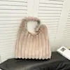 Nova Bolsa Colete Peludo com Listras Verticais Outono/Inverno 2025, Bolsa Tote de Grande Capacidade Estilo Preguiçoso, Bolsa de Ombro Versátil da Moda Feminina