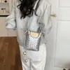 Moda transfronteriza exquisita de alta gama 2026 nuevo bolso de teléfono simple para mujer de diseño nicho primavera-verano, para llevar al hombro y cruzado