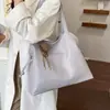 Bolsa tote casual de grande capacidade para mulheres, novo estilo 2026, bolsa de ombro simples e versátil, estilo coreano, descontraída e chique, projetada para ser carregada sob o braço