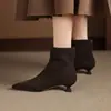 Botas delgadas de tacón de gatito con punta fina y acabado mate estilo retro para mujer, nuevas botas simples y versátiles estilo coreano para otoño e invierno 2026