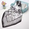 Lenço de Seda com Padrão Paisley Clássico Europeu e Americano para Mulheres, Lenço de Cabeça Versátil da Moda em Seda Sintética, Lenço Quadrado de 90cm, Atacado Transfronteiriço