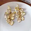 Pendientes Largos de Flor Metálica Transfronteriza de Aguja de Acero Pendientes Retro Exagerados Europeos y Americanos Pendientes de Nicho de Gama Alta Venta al por Mayor