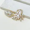 Nuevo broche de aleación para mujer, moderno y de alta gama, pin de lujo nicho para abrigos y trajes, simple y elegante, broche versátil
