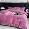 Juego de cuatro piezas de terciopelo de leche engrosado 4 kg sábana y funda de edredón ropa de cama cálida de invierno fabricante al por mayor lujo ligero