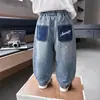 Calça Roupas de Outono para Crianças 2026 Novo Estilo Street Cool Meninos Jeans Soltos Modernos Primavera e Outono Calças Longas Estilosas Estilo de Rua Primavera