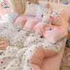 Juego de cuatro piezas de algodón acolchado de dibujos animados clase A estilo ins de algodón fresco + terciopelo de frijol cálido juego de tres piezas funda de edredón para dormir solo o para dos personas