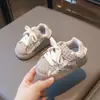 Sapatos de Caminhada para Bebês e Crianças Pequenas 2026 Primavera/Outono Novos 0-1-2 Anos Bico Fechado Anticolisão Menina Bebê Sapatos de Prancha com Bico de Concha de Princesa
