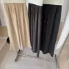 Pantalones de chándal anchos de nuevo diseño para principios de otoño de 2026, con cintura elástica y cordón, que ofrecen una sensación adelgazante, fluida y como de nube.. Pantalones largos cremosos y suaves