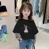Camiseta Básica Infantil Primavera e Outono Estilo Coreano Tendência Meninas Falso Duas Peças Manga Longa Camiseta Top Listrado Desenho Animado para Meninas