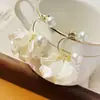 Pendientes de Pétalos de Resina Blanca Delicados de Lujo Ligero Estilo Celebridad Nicho Dulces Super Hada Dos Pendientes Pendientes