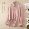 Foto real de la nueva camisa de algodón y lino de manga larga para otoño, color liso, bordada, con cuello camisero, corte holgado, versátil para ir al trabajo, top retro artístico