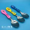 Cuchara Pequeña de Acero Inoxidable Cuchara para Niños Mango de Color Dibujo Animado Cuchara para Arroz Cuchara Pequeña de Arroz para Niños 1 Yuan 1 Pieza Puesto de Suministro