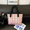 Bolso de mano transfronterizo nuevo con costuras a cuadros, algodón espacial, bolso de axila para mujer 2026, gran capacidad, bolso tote tipo chaqueta de plumas