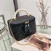 Bolsa de cosméticos feminina de mão com pérolas bordadas de diamante de cor sólida 2024 nova bolsa de ombro transversal de corrente simples e elegante