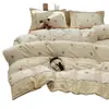 Juego de cama de cuatro piezas con ribete de encaje, sábana de algodón lavado amigable con la piel, funda de edredón, sábana bajera ajustable, cubrecama de tres piezas para dormitorio de estudiante