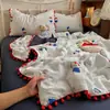 Novo Estilo 2026 Conjunto de Colcha de Verão com Fio Bouclé e Bordas de Bolas de Pelo, Colcha de Verão Individual de Quatro Peças, Colcha de Verão de Algodão Ultra Macia