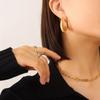 Pendientes geométricos en forma de U de estilo europeo y americano, nuevos y modernos, de acero de titanio chapado en oro auténtico de 18 quilates.