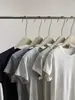 Novo Estilo de Verão~ Camiseta Lisa de Manga Curta Elegante e Slim~ Top de Camiseta Fina de Algodão com Bordado de Letra nas Costas para Mulheres