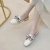 Chinelos de Couro Genuíno Femininos para Uso Externo 2025 Novos Planos Preguiçosos Masculinos Meio Chinelo Sapatos de Verão Femininos Sapatos de Primavera e Outono Femininos