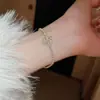 Pulseira de Couro Trançado com Fivela de Ferradura Redonda de Zircônia Vermelha Europeia e Americana Design de Nicho Pulseira Exquisita de Alta Qualidade para Mulheres