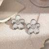 Pendientes de Acero de Titanio con Textura Plisada de Flor de Personalidad Exagerada Europea y Americana Pendientes de Flor de Cinco Pétalos de Diseño Retro Dorados para Mujer