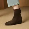 Botas de moda quadradas retrô estilo francês, novo modelo outono e inverno 2026, botas curtas elásticas versáteis de camurça, confortáveis e quentes, que não cansam os pés