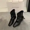 Bela Perna de Calça 2026 Bico de Bota Botas Martin Botas Curtas Mulher Fivela de Cinto Mulher Rebites Fang Lade Sapatos Novos Sapatos Mulher