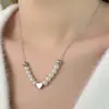 Collar de perlas estilo ins para mujer, diseño de nicho que combina con todo, cadena de clavícula con perlas de imitación de amor, colgante de amor, joyería al por mayor