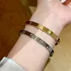 Pulseira Clássica Cruzada de Aço Titânio de Venda Quente Transfronteiriça para Mulheres, Não Desbota, Fecho Exquisito, Joia de Alta Qualidade