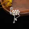 Broche Japonés de Estilo Coreano de Venta Caliente Transfronterizo Pin de Flor con Perlas Incrustadas de Diamantes Accesorios para Abrigo y Traje Anti-Exposición