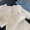 Camisa para Mujer de Verano 2025, Estilo Europeo, Diseño Hueco, Cuello Redondo, Manga Corta, Corte Ajustado, Aspecto Blanco