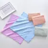 Toallas cuadradas de vellón de coral de color liso al por mayor del fabricante para uso doméstico, toallas pequeñas suaves y absorbentes para niños, toallas de mano para el hogar, paños de limpieza