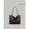 Bolso de hombro versátil para mujer, simple y espacioso, de la nueva colección 2026, con un aspecto sofisticado, adecuado para uso casual y para ir al trabajo, y también se puede llevar como bolso de mano.