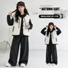 Conjunto Espeso con Forro de Felpa para Niñas Otoño Invierno 2026 Nuevo Estilo Coreano Chaleco Casual con Capucha para Niña Conjunto de Tres Piezas