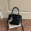 Bolsa de ombro altamente estilosa e espaçosa, portátil e versátil para sair, bolsa de axila feminina 2026, bolsa tote simples e elegante para o dia a dia