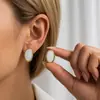 Aretes Ovalados Mate con Purpurina Fina Bordada en Oro para Mujer, Minimalistas, Lujo Ligero, Estilo Oficina, Nicho, Gama Alta, Versátiles, Geométricos, Venta al por Mayor